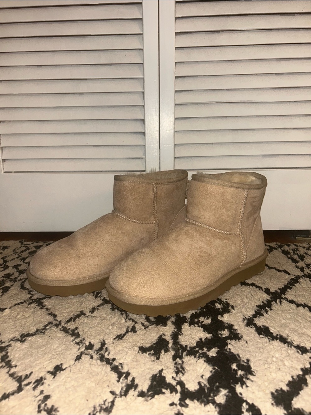 LIKE NEW - UGG Classic Mini Boot in Sand
